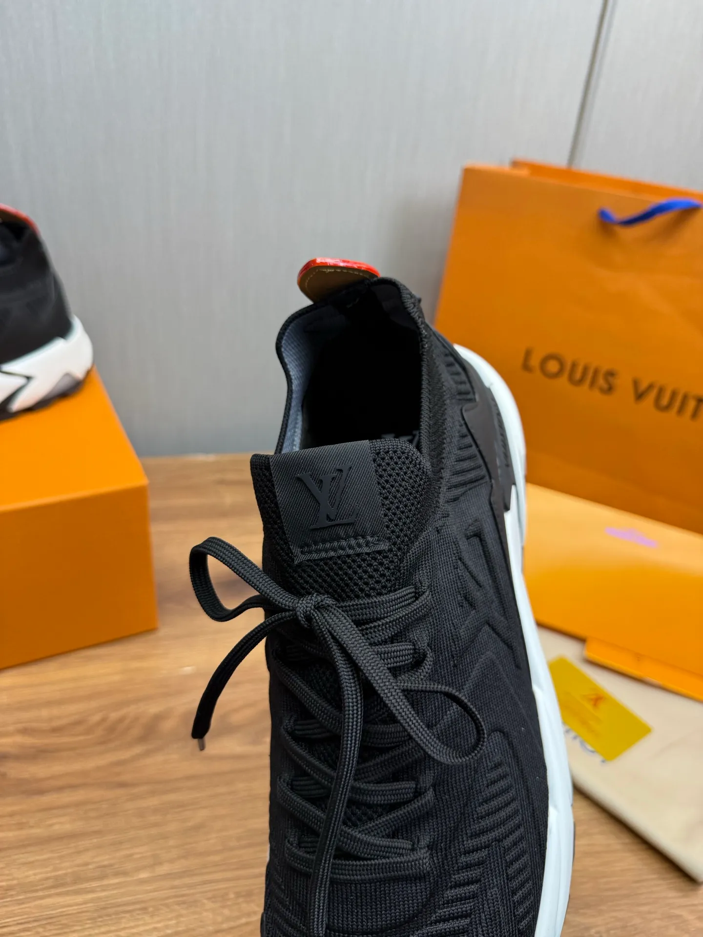 Men's Men's Shoes 580💰 🌈LV | Louis Vuitton 2025 LV Louis Vuitton L House Donkey Brand Latest Olympia Series Couple Style Silver Horn King Casual Sports Shoes Running Shoes This LV Olympia sports shoe combines mesh fabric and metallic synthetic leather and other technical fabrics to reinterpret the classic running shoe design with a neat and simple design. Lightweight EVA outsole provides a stretchy fit. Rich details such as Monogram embossing and LV letters establish recognition. Exquisite packaging at the delivery counter 🛍📦 ▪️Fabric: original imported technical fabric + mesh ▪️Inner lining: original customized breathable mesh ▪️Sole: original molded rubber foam material ▪️Sole thickness: 3.5CM ▪️Size: 38-44 yards